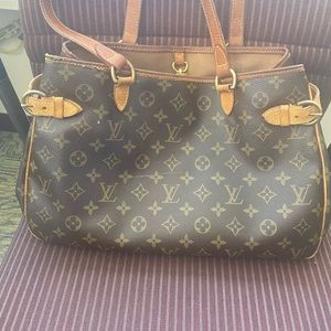 Vintage LV good condition. No smell no stickiness the bag is in pretty good cond